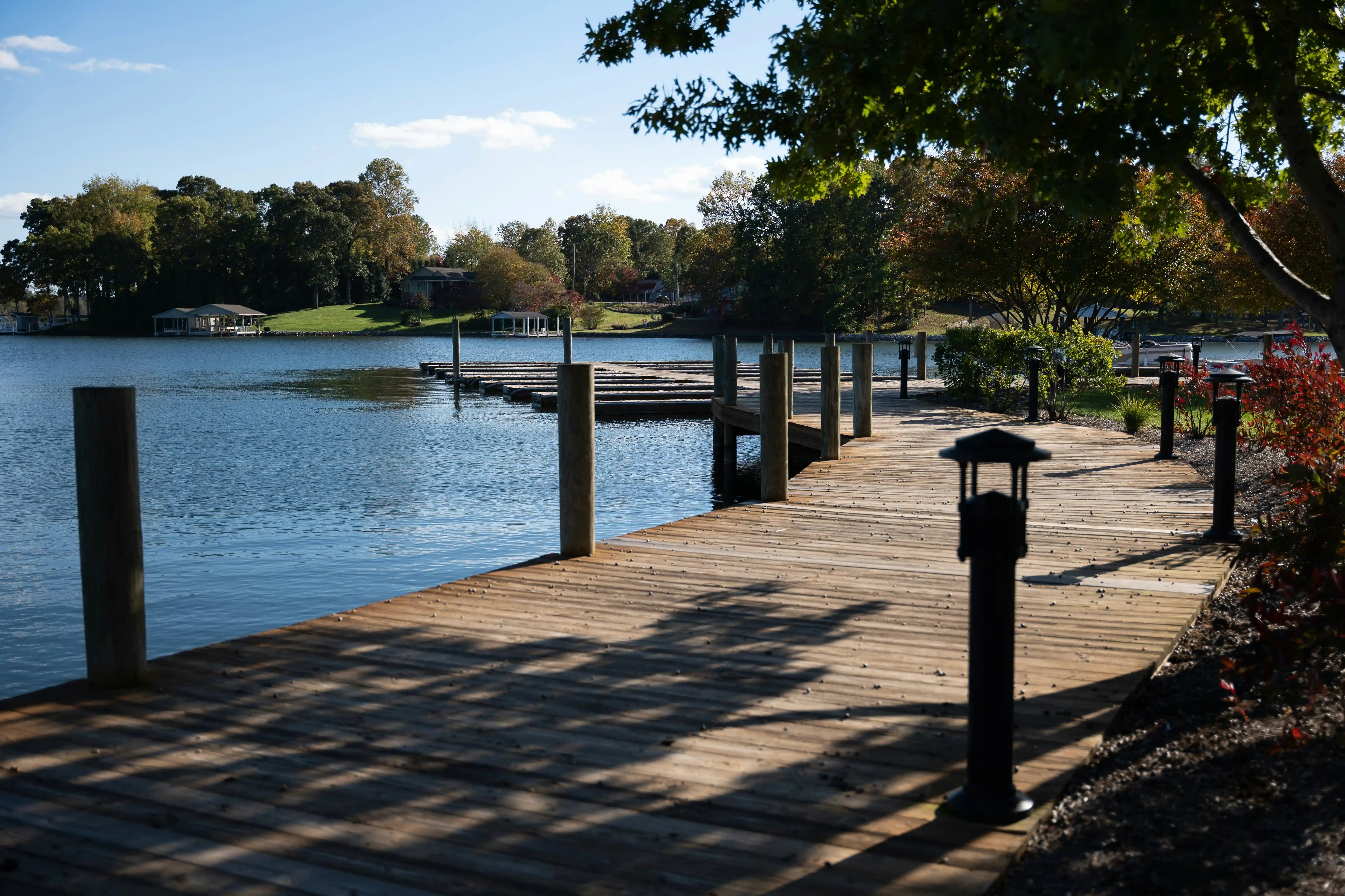 Fishing cabin on Smith Lake with steep banks and water view