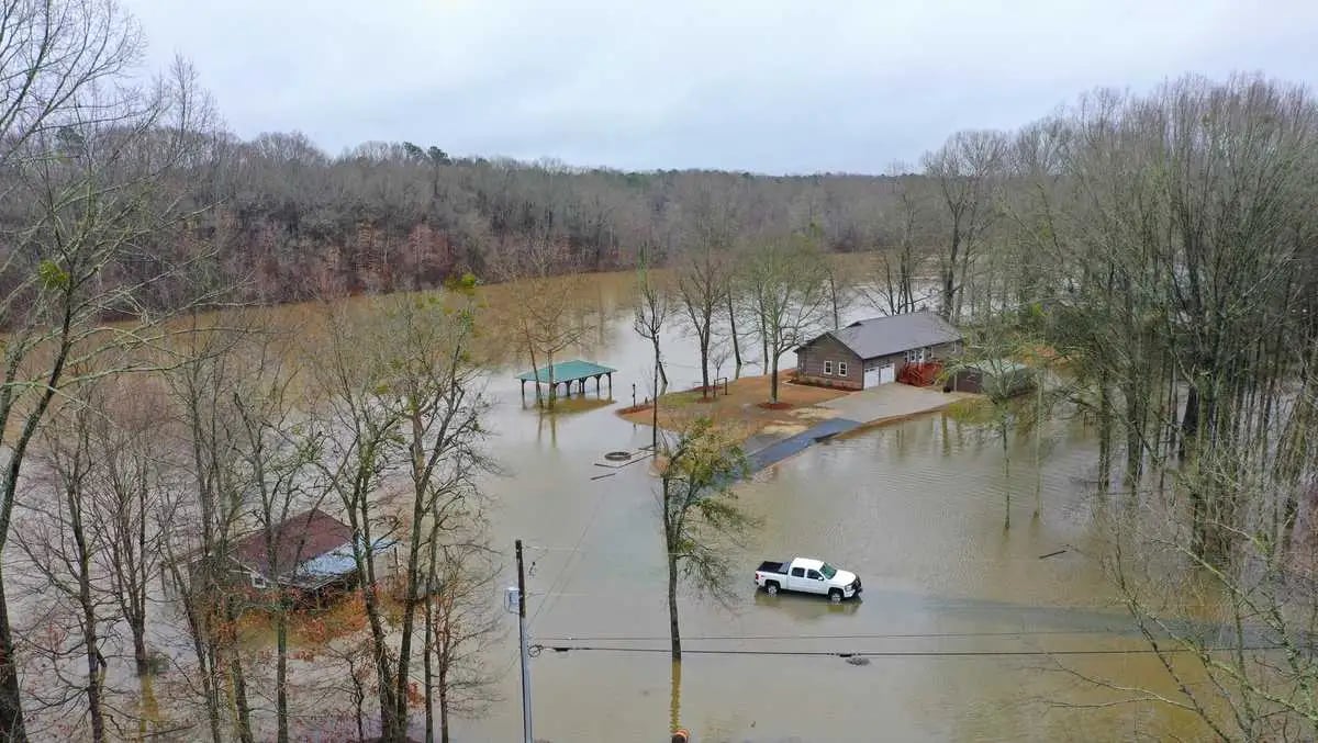 Recent (e.g. 2021) photo of Coosa River flooding or flood‐warning conditions near Gadsden — illustrates modern flood‐risk context.